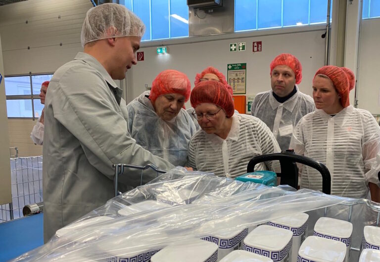 Betriebsbesuch bei Fernholz: Grünen-Fraktion informiert sich über Kreislaufwirtschaft